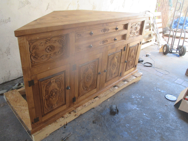 Corner-TV-stand-alder-wood-carved6